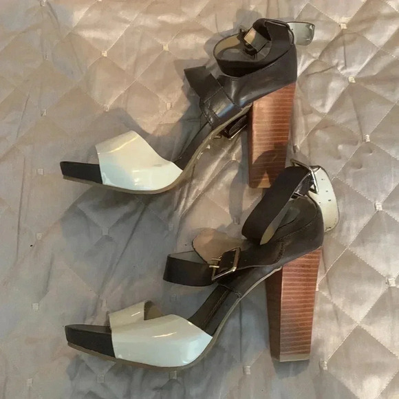 Kenneth Cole Reaction| Woman’s wooden heeled open toe sandal/shoe. Size: 7 - Picture 3 of 5